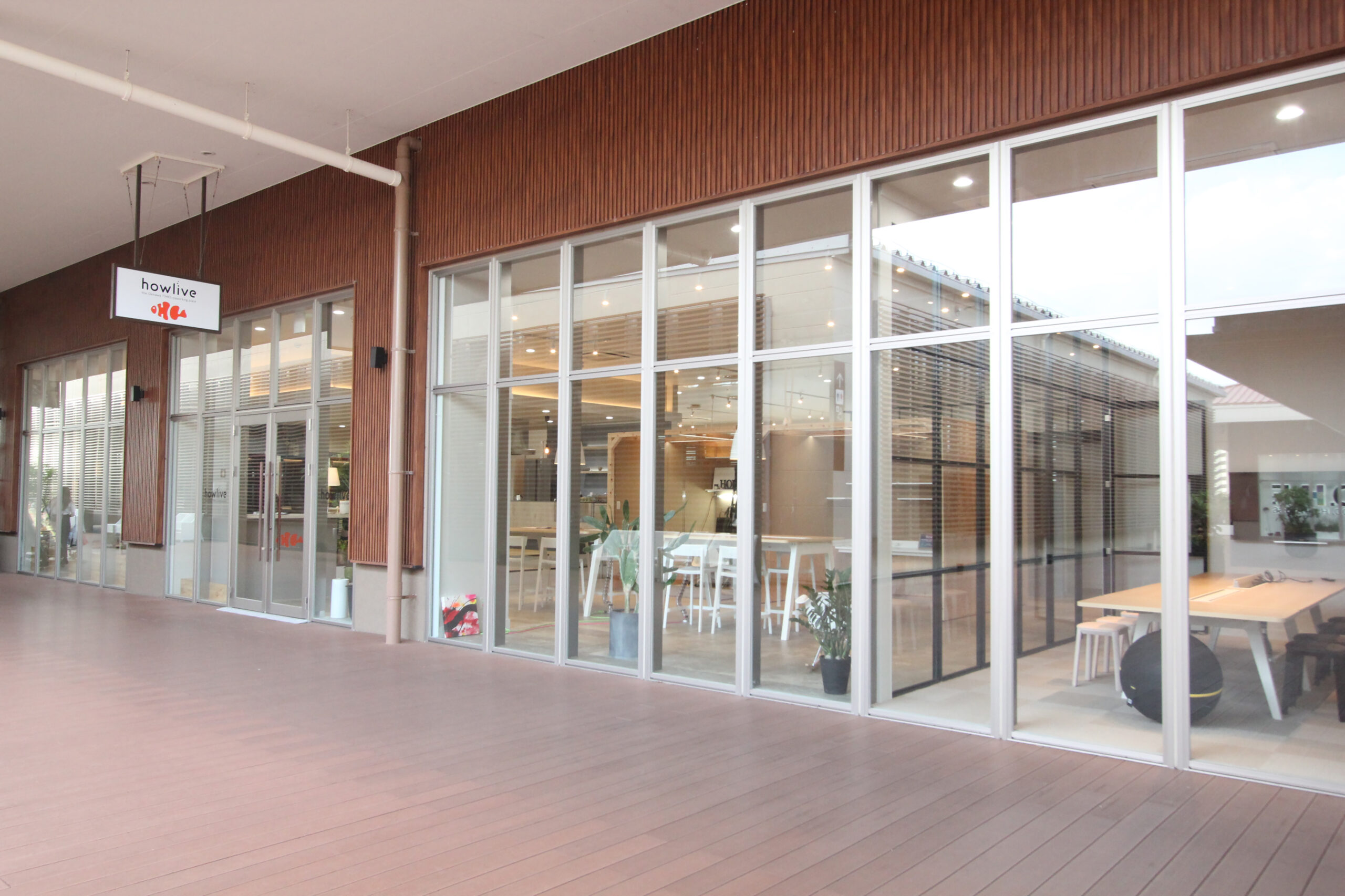 【沖縄市】コワーキングスペースhowliveイオンモールライカム店～リゾート型ショッピングモール内にあるコワーキングスペースで理想の働き方を！～